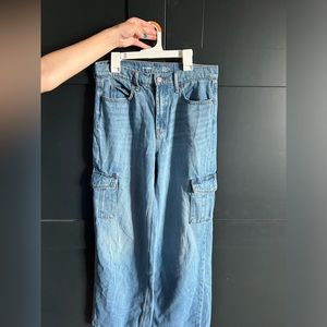 old navy, extra high waisted, wide-leg cargo jeans. color-florence. size 4